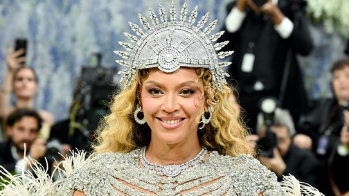 Beyoncé kristályokkal kirakott pucérruhája láttán elakad a szavad, 10 év után újra tarolt a Met-gálán