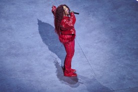 SZA vendégfellépőként egy tetőtől talpig piros szettben lobbantotta lángra a színpadot. A bőrkabát és a fűzős nadrág együtt igazán vagány választás volt, amit a prémes részletek még különlegesebbé tettek. A piros cipő tökéletesen passzolt az összképhez, amelyből csak úgy sugárzott az energia és a magabiztosság.