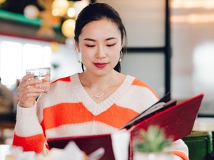 Dizájner táskák helyett a valódi luxus a tányéron kezdődik, a százezres kávé és a milliós dinnye csak a kezdet