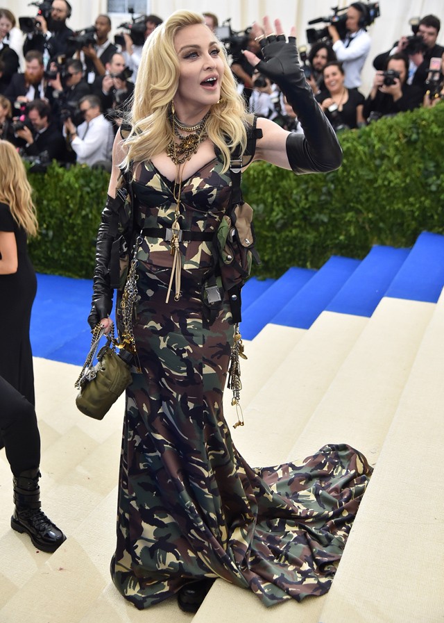 Madonna katonai estélyiben