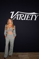 A Torontói Nemzetközi Filmfesztivál (TIFF) Variety stúdiójában Sydney Sweeney bebizonyította, hogy a maszkulin szabású nadrágkosztüm is lehet elképesztően forró. A színésznő egy kockás, szürke szettet választott, amelynek blézere egy teljesen áttetsző, fűzőszerűen merevített, tüllbetétes derékrészben végződött. Ez a merész szabásvonal nemcsak a színésznő darázsderekát hangsúlyozta ki, de a mélyen dekoltált felsőrésznek köszönhetően a kebleire is ráirányította a figyelmet, tökéletes egyensúlyt teremtve az elegancia és a sejtelmesség között.