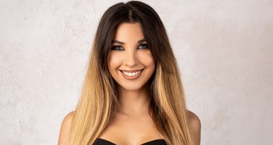 Pazar elegancia tükrözi Erdély Kitty mai szettjét, ami az eddigieknél is különlegesebb