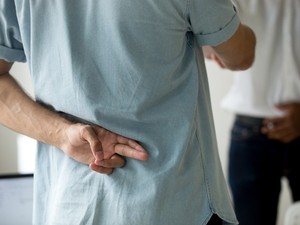 5+1 jel, hogy egy hazuggal randizol