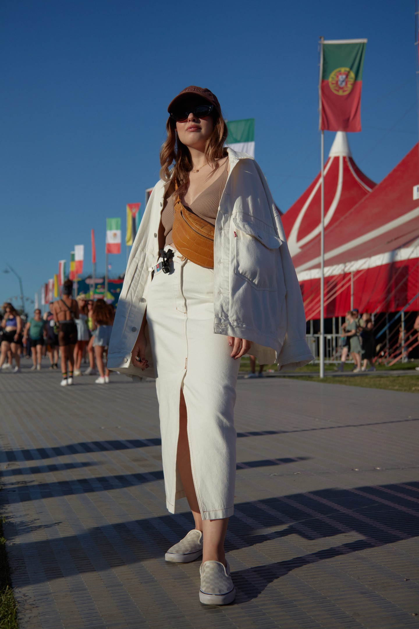 Tímea (Magyarország) - Oversize farmer dzseki: LEVI'S, Top: RESERVED, Farmer szoknya, napszemüveg, baseballsapka és övtáska: NANUSHKA, Tornacipő: VANS