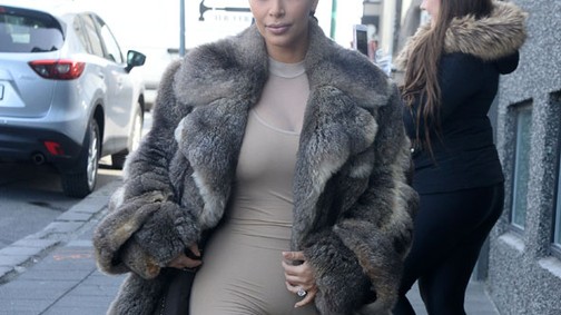 Kim Kardashian szettjére nincsenek szavak