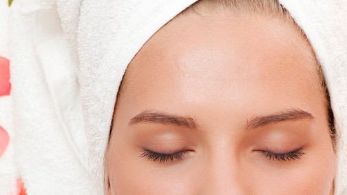 Ki kell próbálnod! Luxuskényeztetés a virágszirom arckezelés