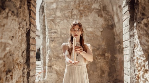 “12 inspiráló görög istennő erejét csomóztam és öltöttem bele a ruhákba” - itt az első DADO makramé ruhakollekció!