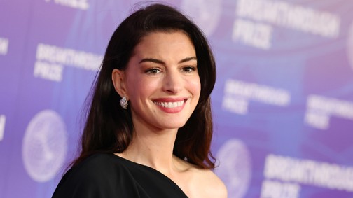 Anne Hathaway pucérruhájából árad a meztelenség, óriási feltűnést keltett a vörös szőnyegen