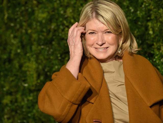 *7. Martha Stewart*Egy sikeres vendéglátó-ipari céggel, a legkeresettebb könyvek sorozatával és egy saját folyóirattal Martha Stewart már sok évvel ezelőtt dúsgazdag üzleti mogulnak mondhatta magát. Mindez azonban összeomlott, amikor illegális bennfentes kereskedelemmel vádolták, és minden tekintetben bűnösnek találták, beleértve az igazságszolgáltatás akadályozását és az összeesküvést is, aminek következtében öt hónapot töltött börtönben. Miután kiszabadult a börtönből, sikerült visszanyernie népszerűségét és ismét nyereségesség tette a cégét, valamint még egy televíziós műsorban is lehetőséget kapott Snoop Dogg oldalán.