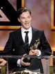 Benedict Cumberbatch, amint épp átveszi a „British Artist of the Year” díjat a 2013-as BAFTA LA Jaguar Britannia Awards gálán.