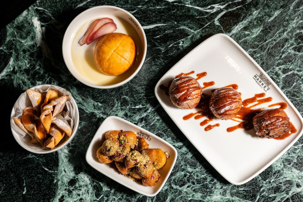 Farsangi fánkkülönlegességek a Time Out Market Budapest kínálatában: csörögefánk, kardamomos és túrófánk modern köntösben, izgalmas öntetekkel és szezonális gyümölcsökkel Fotó: Pécsi György/ Time Out Market Budapest