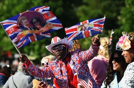 Az utcákat elárasztották Meghan Markle és Harry herceg fotói