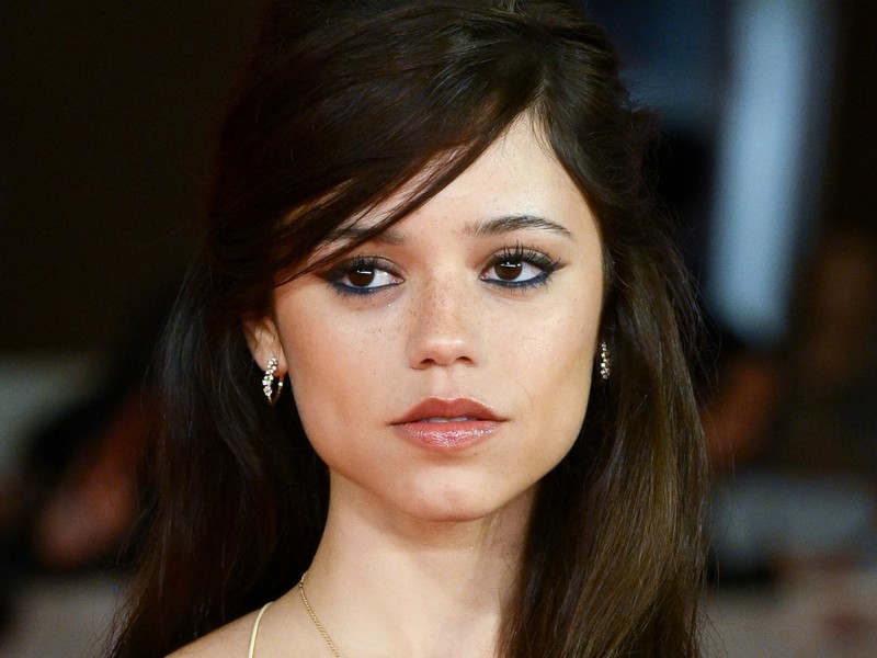 Jenna Ortega sejtelmes nude ruhája maga az álom, óriási feltűnést keltett benne a vörös szőnyegen