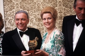 Grace Kelly két évvel halála előtt, 1980-ban Frank Sinatra társaságában. James Stewart színész később azt nyilatkozta, a hercegné volt a legkedvesebb ember, akivel valaha találkozott. 