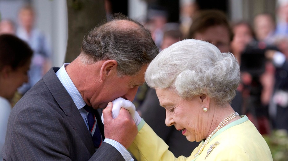 Nagyon máshogy áll az uralkodáshoz Károly király, mint édesanyja, Erzsébet királynő