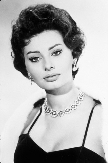 Sophia Loren  olasz színésznő, 1934-ben született, és a világhírt az Egy asszony meg a lánya című film hozta meg számára, amelyért Oscar-díjat is nyert. 