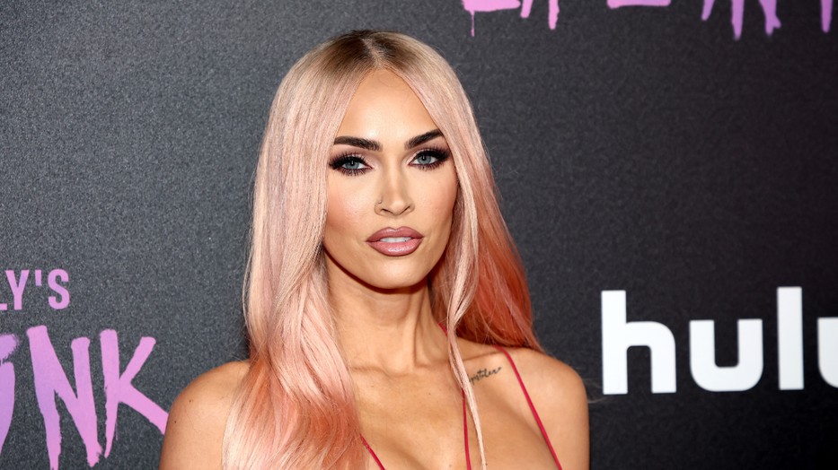 Megan Fox élete legmerészebb pucérruhájában tündököl