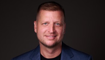 Plakátkészítéssel kezdte, milliárdos cégeket épített fel, mégsem szállt fejébe a siker