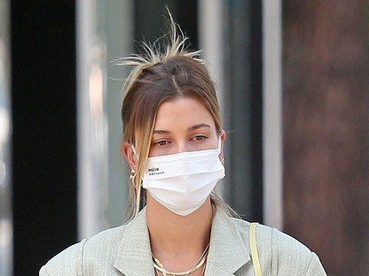 Hailey Bieber állati menő szettjét nem a csizmája, hanem ez a vagány darab teszi annyira stílusossá