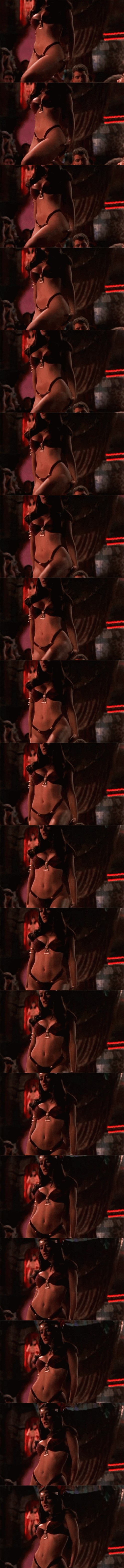 Talán kevesen gondolnák, hogy éppen Salma Hayeknek van az egyik legnagyobb filmes sztripper múltja. Az egész az 1996-os Alkonyattól pirkadatig örökké emlékezetes, és szintén sok feldolgozást megért kígyós táncával kezdődött, amelynek végén a színésznő egy vámpítszörnnyé alakult