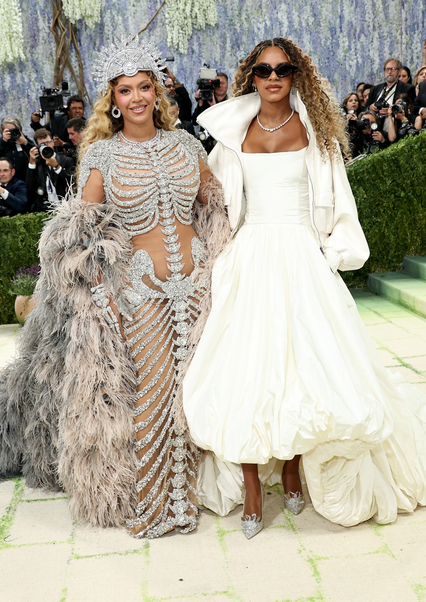 Blue Ivy hatalmas feltűnést keltett élete első Met-gáláján édesanyja oldalán. Egy monokróm fehér, pánt nélküli, uszályos Balenciaga-ruhában és egy fehér dzsekiben tette le a névjegyét. 