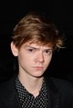 Thomas Brodie Sangster 2015-ben Párizsban
