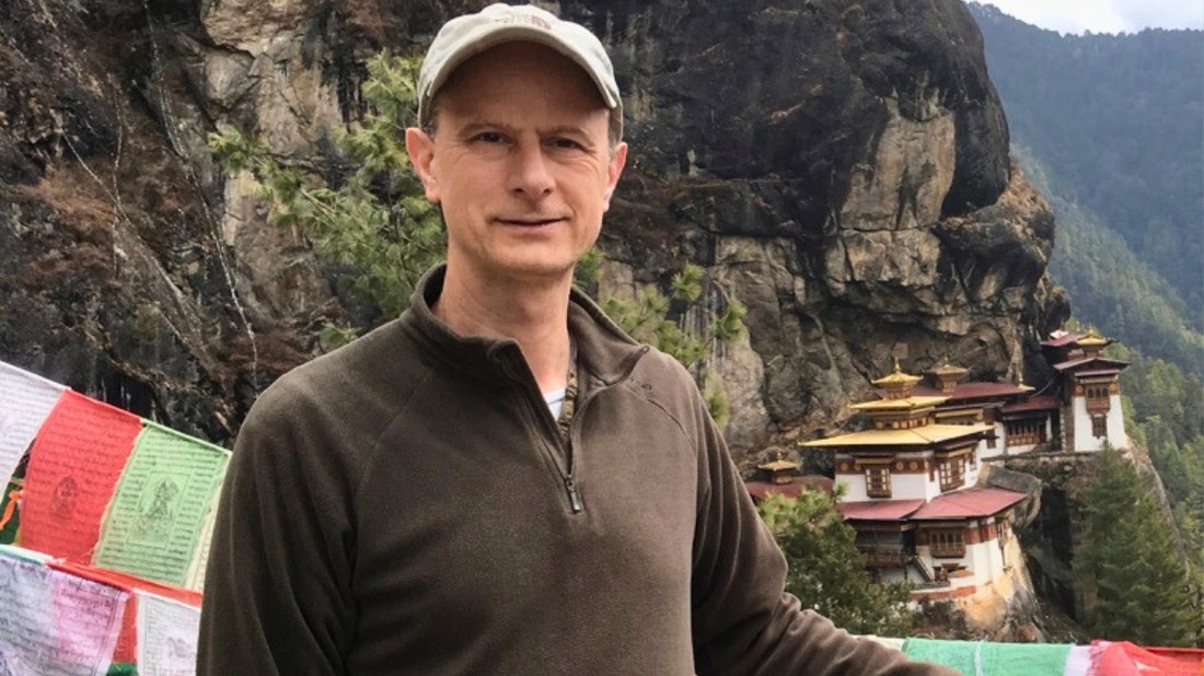 Valcsicsak Zoltán 2011-ben járt először Bhutánban, amely akkora hatást gyakorolt az életére, hogy könyvet is írt az ország történelméről, kultúrájáról és életmódjáról.