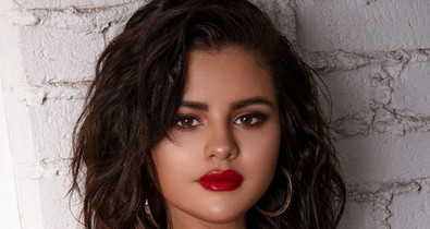 Selena Gomez simán lekörözi Pamela Andersont ebben a szexi, piros fürdőruhában