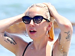 Lady Gaga kis fekete bikiniben pezsgőzik