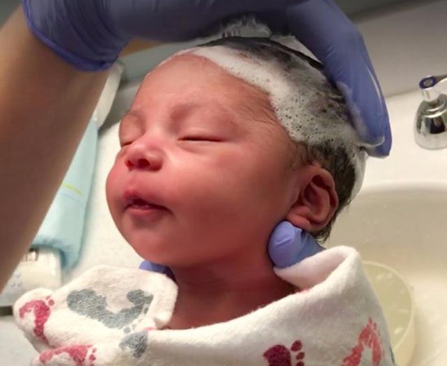 videó, kisbaba, csecsemő, hajmosás, facebook