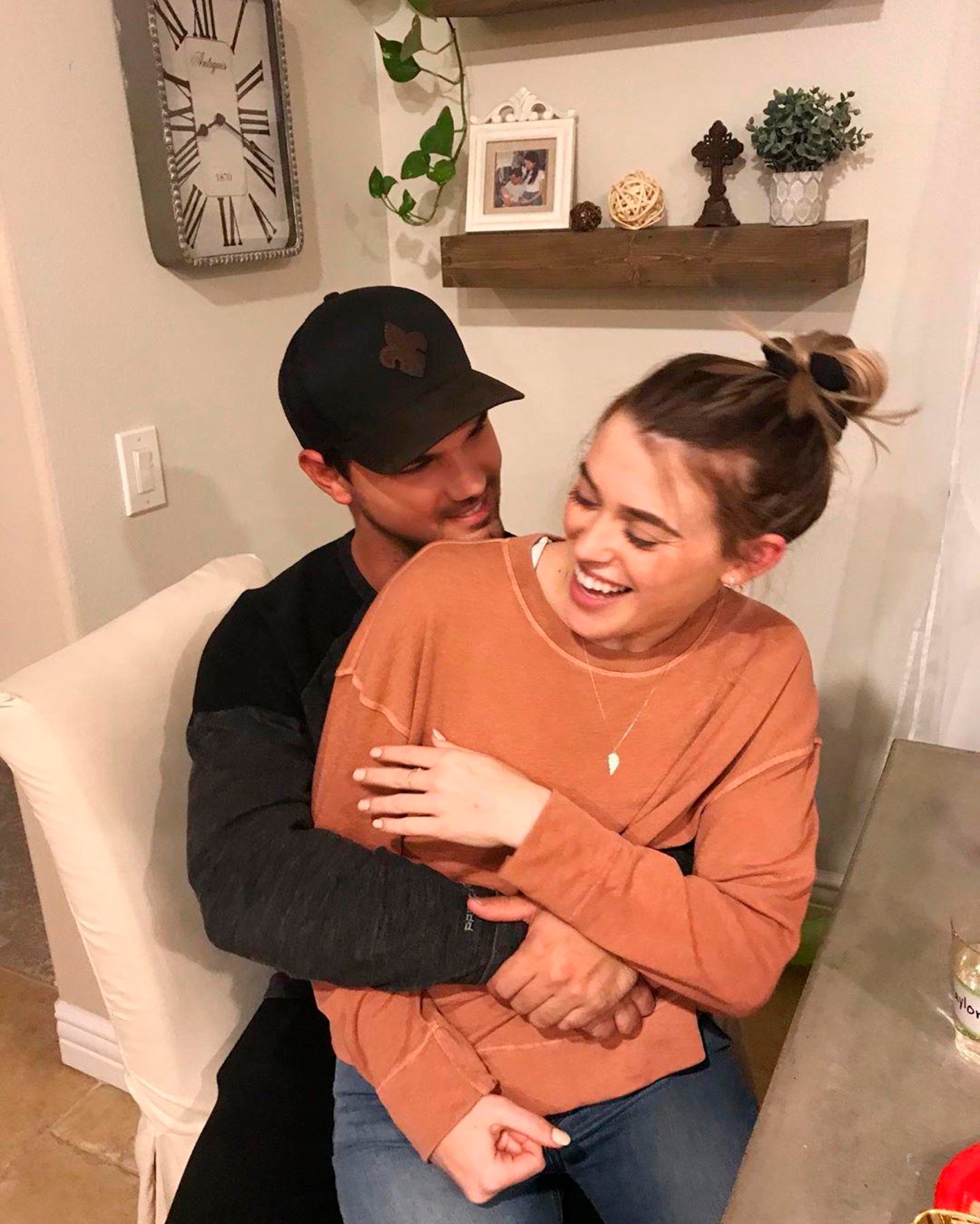 Taylor Lautner 2020-ban, mellette szerelme, Taylor Dome