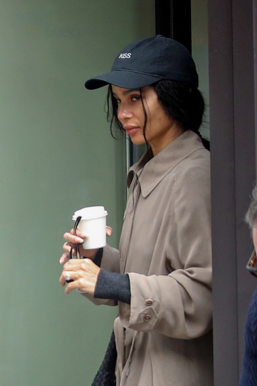 Zoë Kravitz kezén ott virít a csodásan csillogó gyémántgyűrű, amivel Harry Styles tette fel neki a nagy kérdést