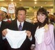 Tom Jones, a Sex bomb című világsláger előadója a Harrods áruház megnyitóját promotálja 1993-ban. Vajon ki vette meg ezt a leszállított árú bugyit? És miért?
