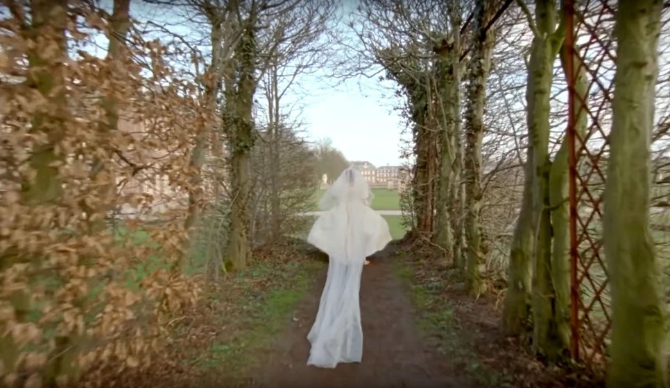 Dobj el mindent: először láthatjuk Kristen Stewart-ot Diana hercegné menyasszonyi ruhájában