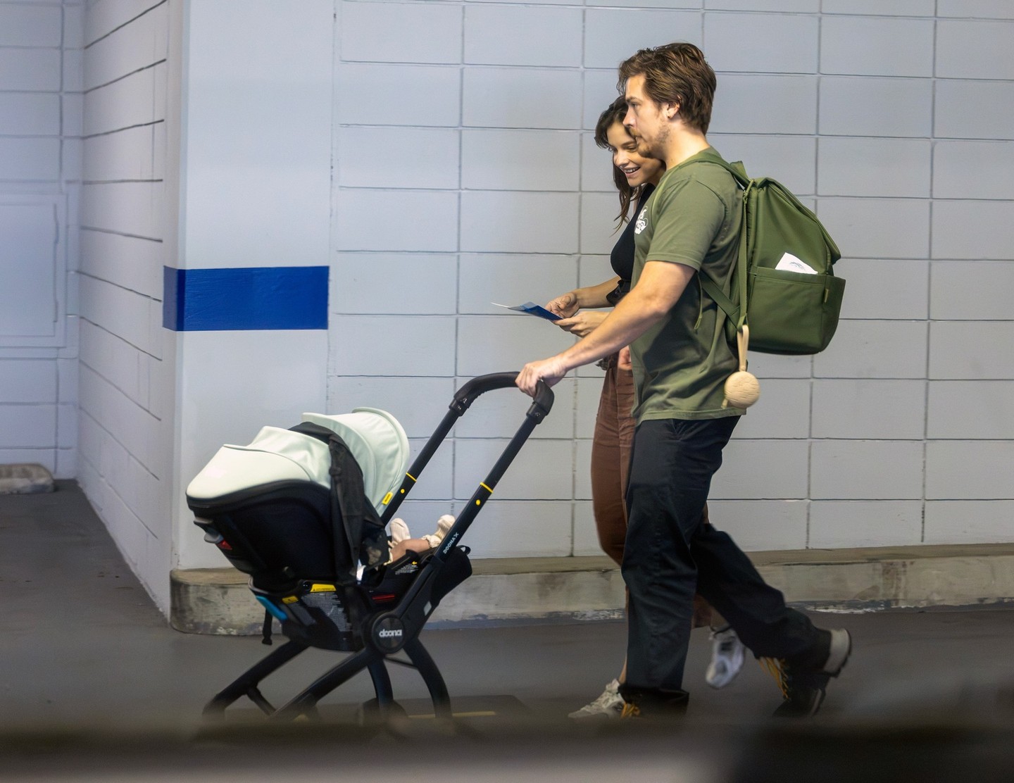 Barbara és Dylan láthatóan odavannak a kis Sylvie-ért