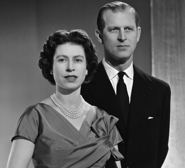 Ilyen lámpalázas volt II. Erzsébet királynő, amikor 31 évesen elmondta első karácsonyi köszöntőjét