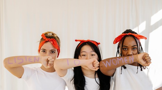 A COVID és a nők: parkolópályára kényszerült életek, világszerte mélyülő egyenlőtlenségek