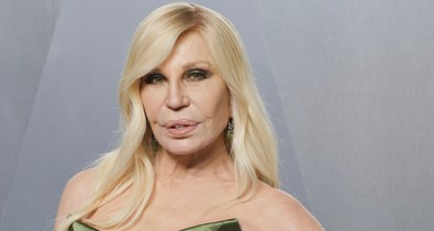 A 71 éves Donatella Versace meztelenruhába bújt, ismét bizonyította, hogy a divat nem ismer korhatárt