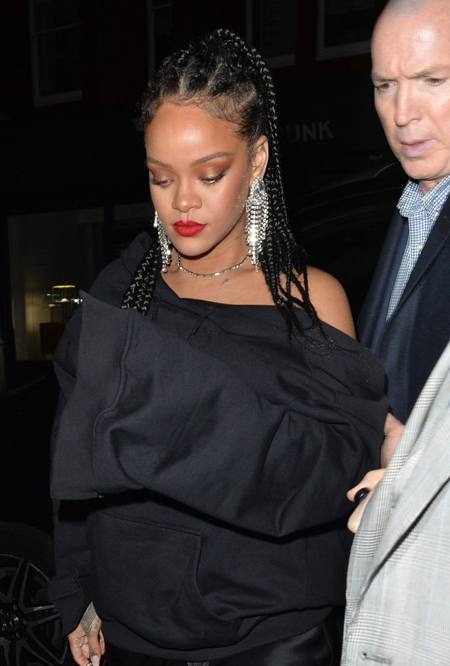 Rihanna tökre nem úgy hordta a pulcsit ahogy kell - mégis nagyon menő lett az eredmény