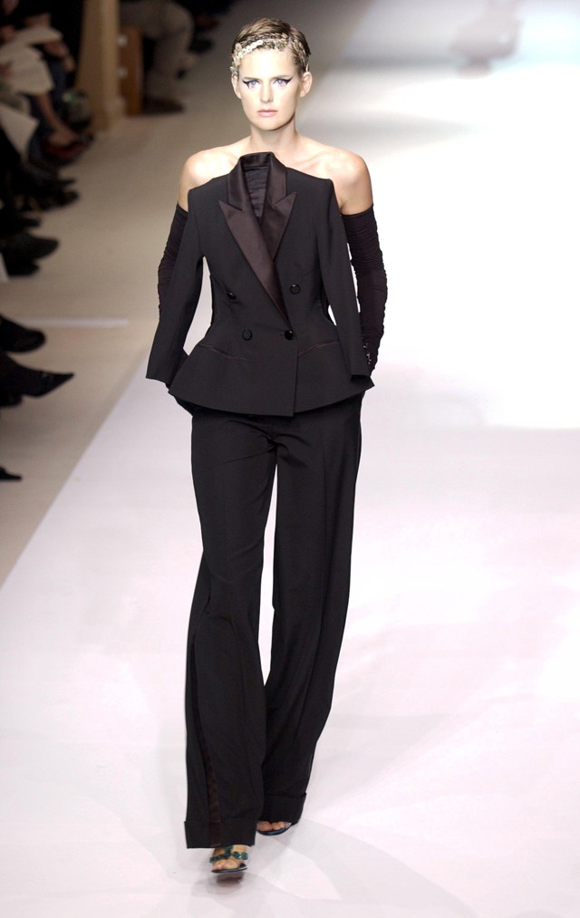 2003-ban már kétgyermekes anyaként Jean-Paul Gaultier bemutatóján