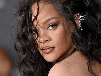 Rihanna ruhája egyszerre zavarbaejtő és irigylésre méltó – csak figyelj!
