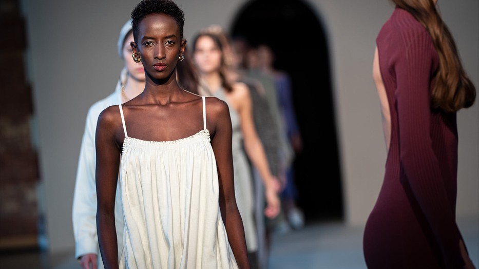 Egyedülálló szabásvonalaktól és anyagkombinációktól különleges az AERON 2022-es tavaszi-nyári kollekciója