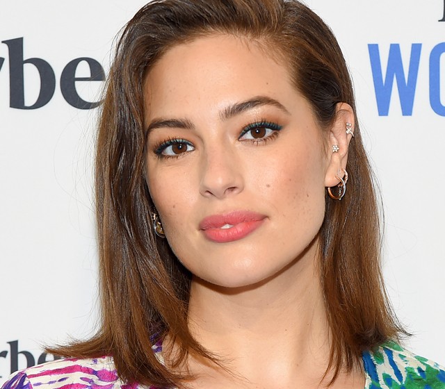 Nem tabu a szoptatás: Ashley Graham megmutatta újszülött babáját
