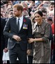 Meghan jellegzetes gesztusa sokak szerint arról árulkodik, hogy irányítja a férjét. 