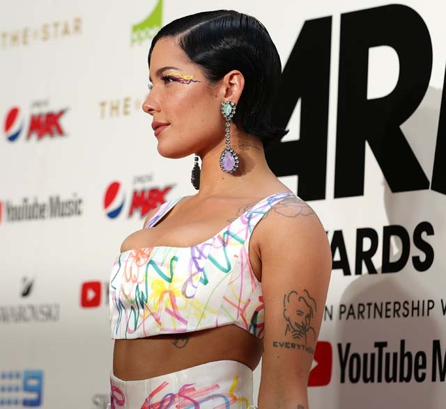 Halsey megmutatta természetesen göndör haját, és bárcsak mindig így hordaná