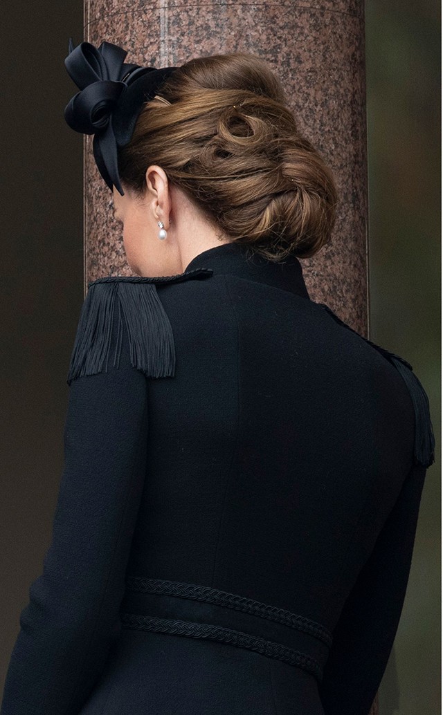 Kate Middleton távolságtartással, elegáns kabátban emlékezett meg az elesett katonákról