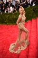 2015 Beyoncé - Épp amikor már mindenki azt hitte, hogy véget ért a 2015-ös Met-gála vörös szőnyeges bevonulása, és minden más vendég már elfoglalta a helyét, divatosan későn érkezett Beyoncé egy Givenchy kreációban. A stratégiailag tökéletesen elhelyezett kristályokkal díszített ruháért megőrültek a fotósok, és az egész világ egyetértett abban, hogy megérte várni.