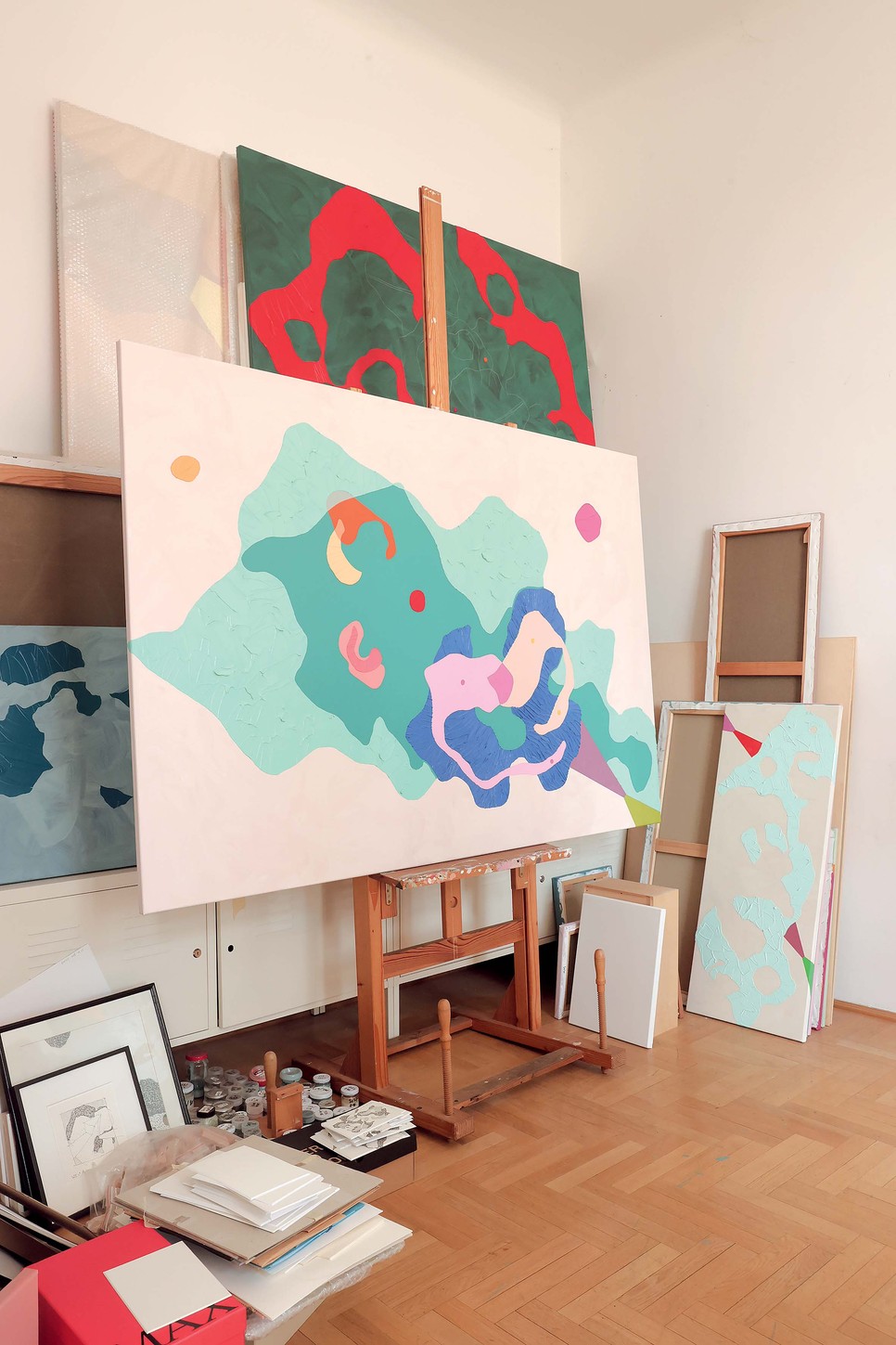 Zsófi műtermében rengeteg készülőben lévő és már kész alkotás található