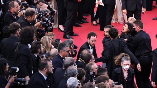 Félmeztelenül tiltakozott egy aktivista az ukrán nők megerőszakolása ellen Cannes-ban