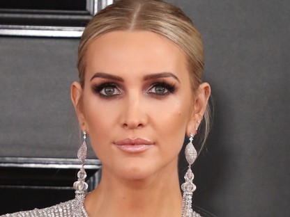 Ashlee Simpson olyan ruhát viselt a Grammy gálán, amit Jennifer Lopez vagy Kylie Jenner szokott